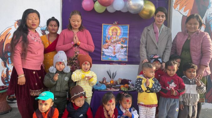 Nepal Sonríe celebra saraswati puja en la escuela haseko indreni