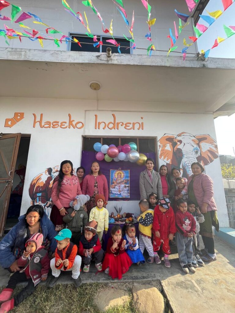 Celebración de Saraswati Puja en la escuela Haseko Indreni