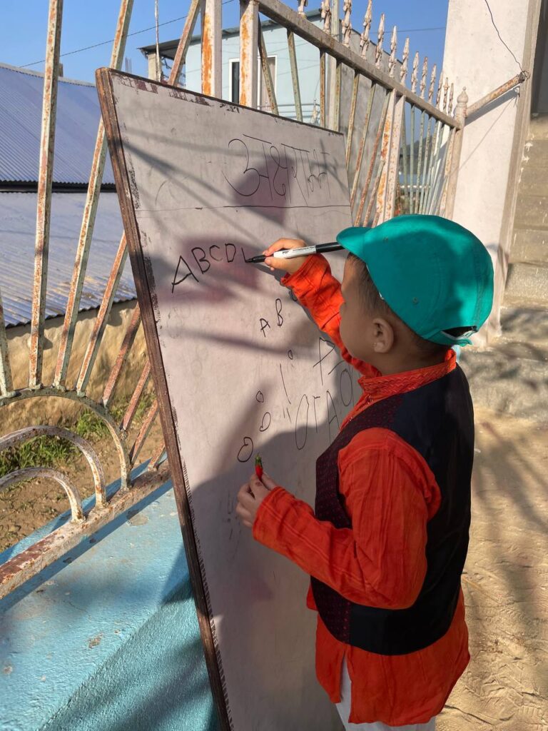 Muchos estudiantes pequeños comienzan a escribir sus primeras letras en este día, un rito de iniciación al mundo del conocimiento